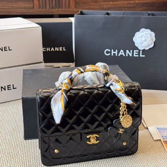 Classic CHANEL Bag: A Stylish and Versatile Choice for Elegance - Picture 5 of 7